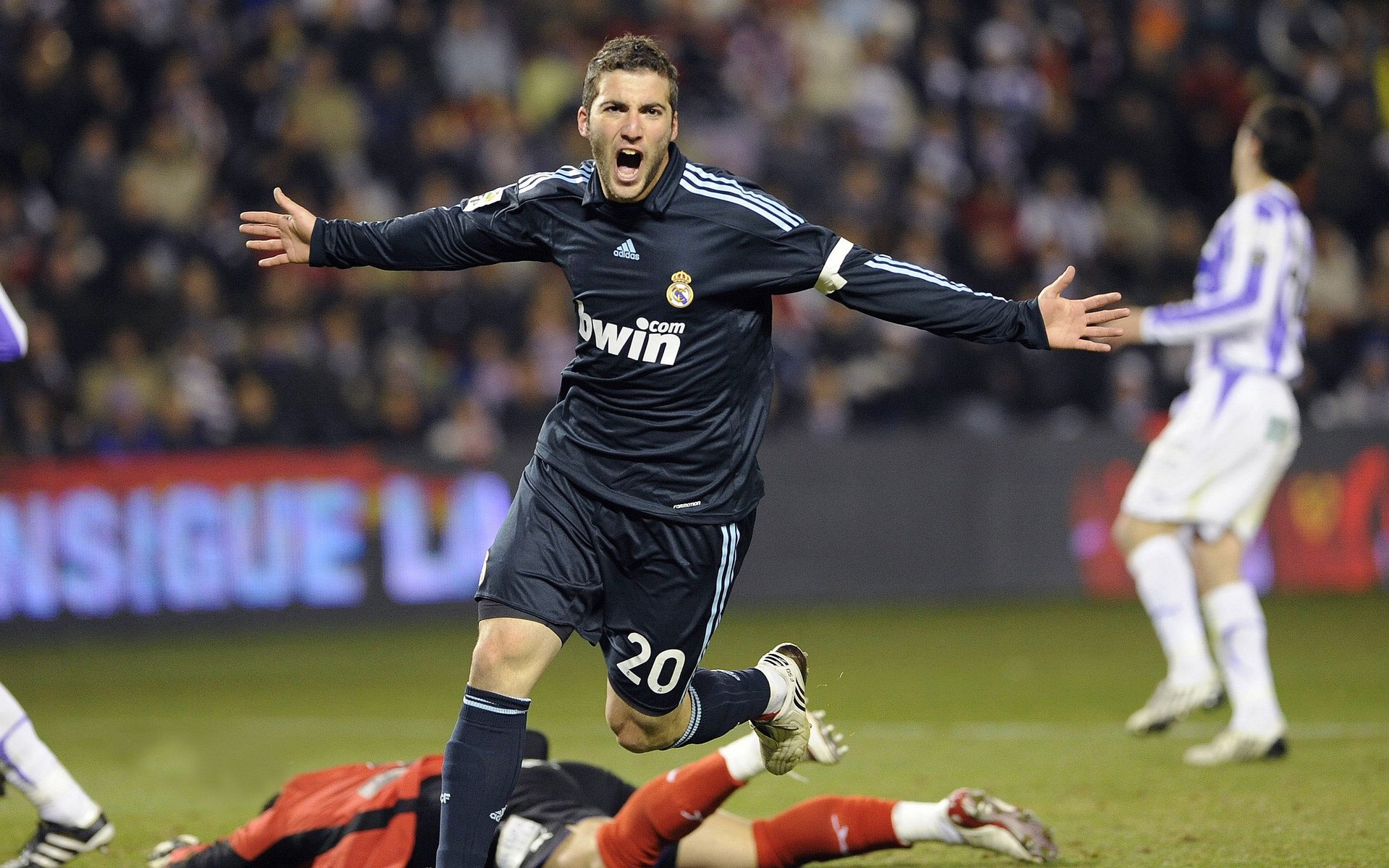 哈登连续五场比赛得分超过出色防守，G2不断突破！全场沸腾不已