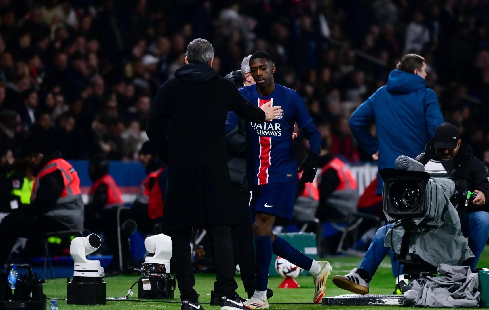 表现优异首场状态出色，巴黎圣日耳曼观众沸腾！，穆古鲁扎重返赛场赛场气氛高涨的简单介绍